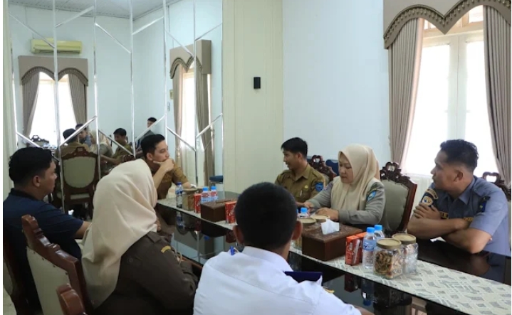 Sinergi Persiapan Kejurnaswil: Wali Kota Sawahlunto, Riyanda Putra, saat memimpin audiensi bersama Panitia Pelaksana Kejurnaswil Shorinji Kempo 2026 di Rumah Dinas Wali Kota, Selasa (12/5/2026).